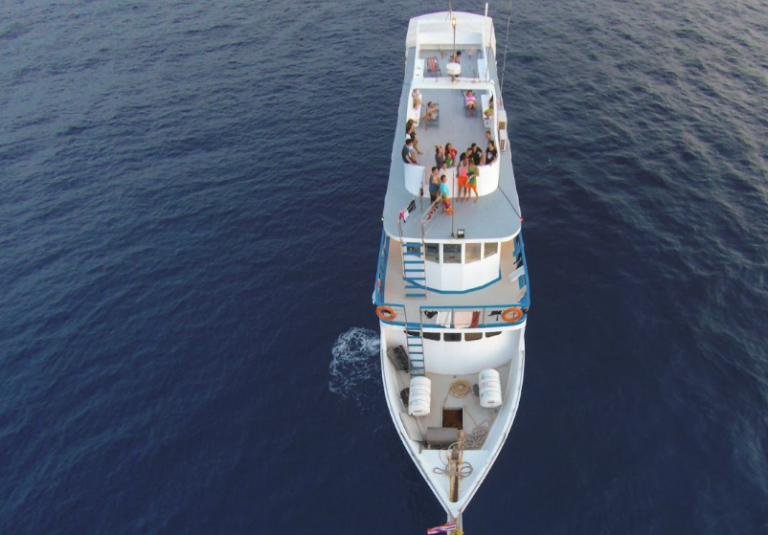 First Time on a Yacht Simple tips for families and groups